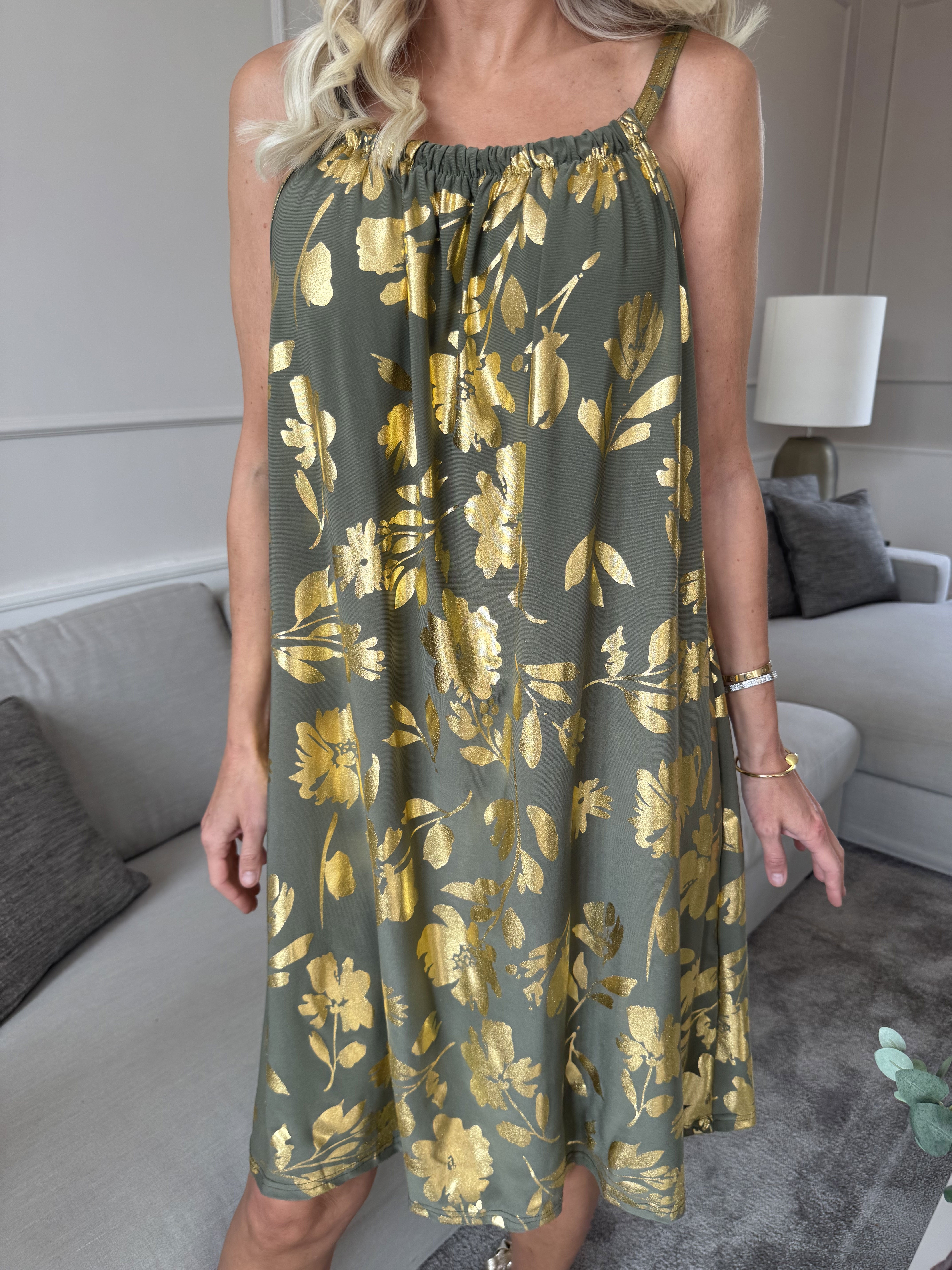 SunLove Gold Flower - Elastisk stropkjole med store guldblade